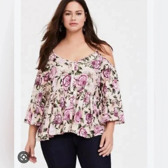 Torrid Babydoll Textured Rayon Cold Shoulder Top  Size 1 - Picture 1 of 9